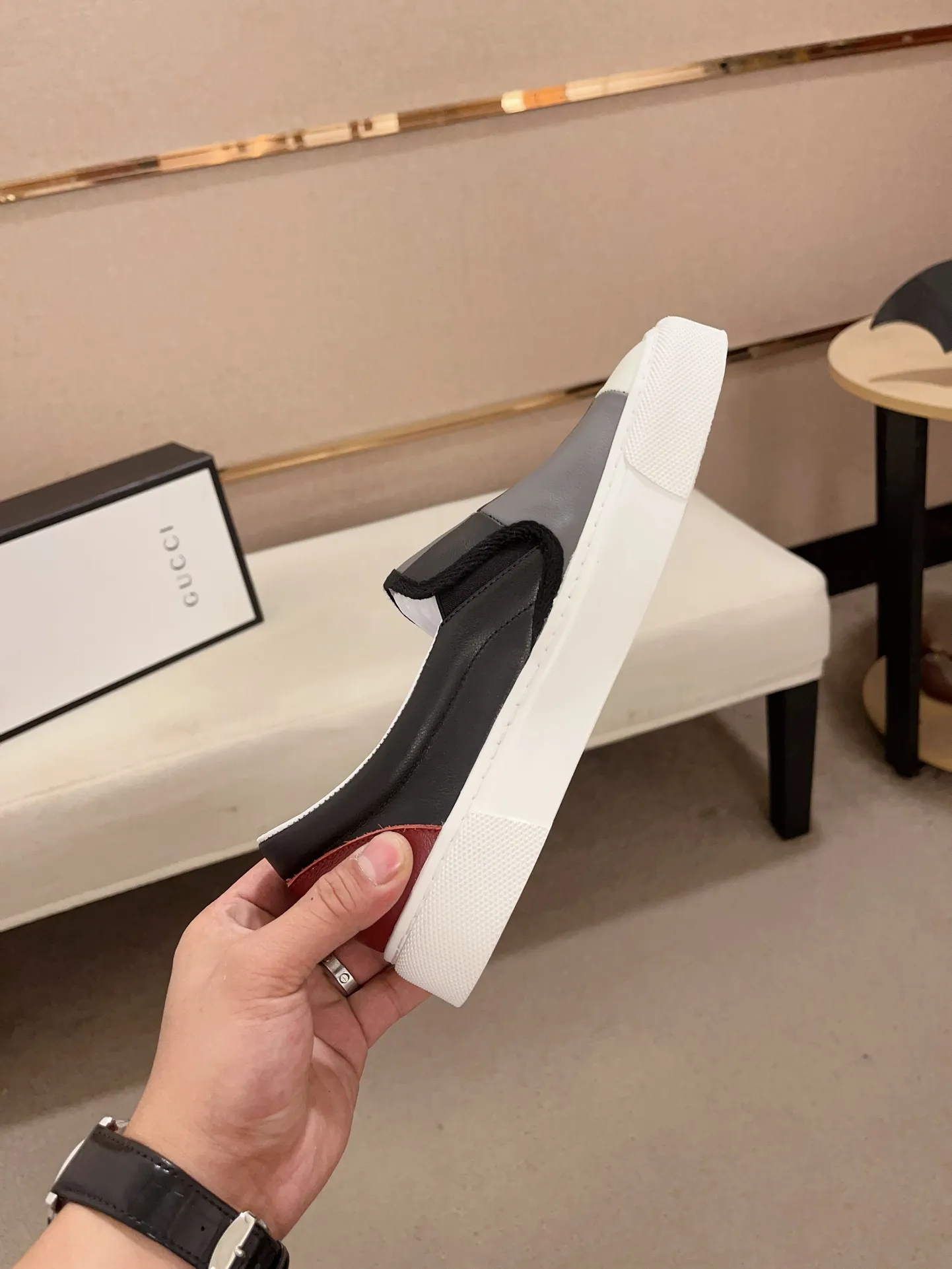 Men's shoes💰 440💰The new GUCCI (Gucci) counters are launched simultaneously. The new men's shoes, 😘fabrics are selected from imported cowhide, and the lining is sheepskin lining. 👍🏿 High-end ☄️ air-cushion molded anti-slip rubber outsole, exquisite lines, simple and elegant, comfortable and high-end for leisure travel. Code number: 38 to 44 (45 can be customized and cannot be returned or exchanged)
